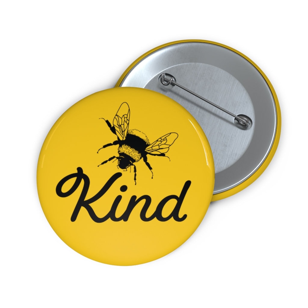 Bee Kind Button, Freundliche Anstecknadel, Rucksackknopf, Lustiger Knopf Bee Kind Button, Freundliche Anstecknadel, Rucksackknopf, Lustiger Knopf von BBDesignThings