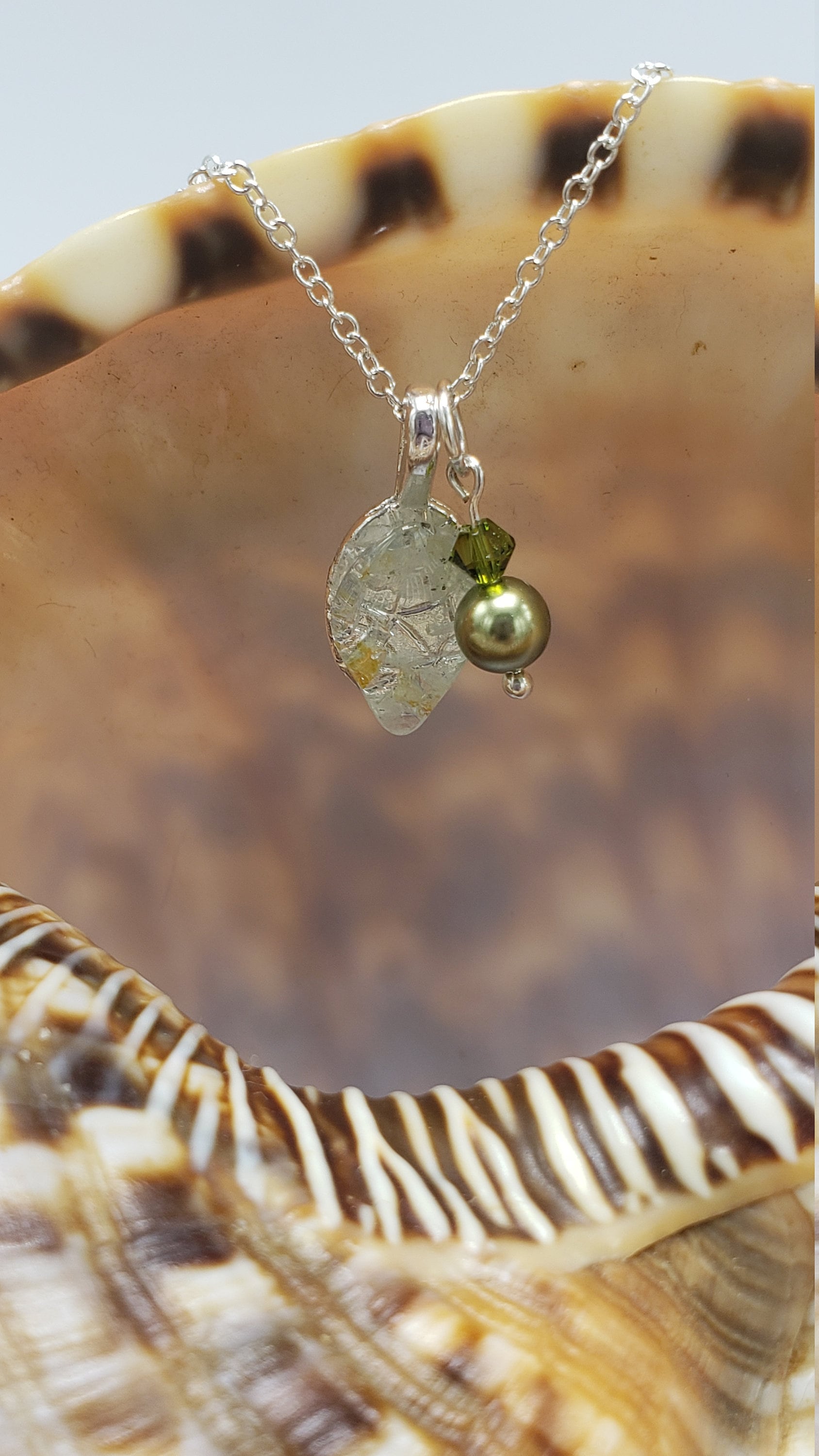 Echte Aquamarine Edelstein Auf Sterling Silber Kette Mit Dunkelgrünem Swarovski Kristall Und Dunkelgrüner Perle von BBGArtisanJewelry