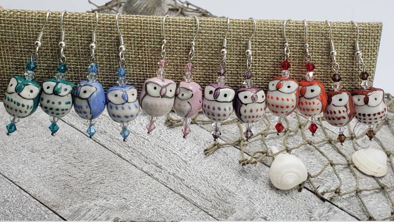 Handbemalte Keramik Eule Versilberte Ohrringe Mit Swarovski, Bicone, Kristallen, in Mehreren Farben von BBGArtisanJewelry