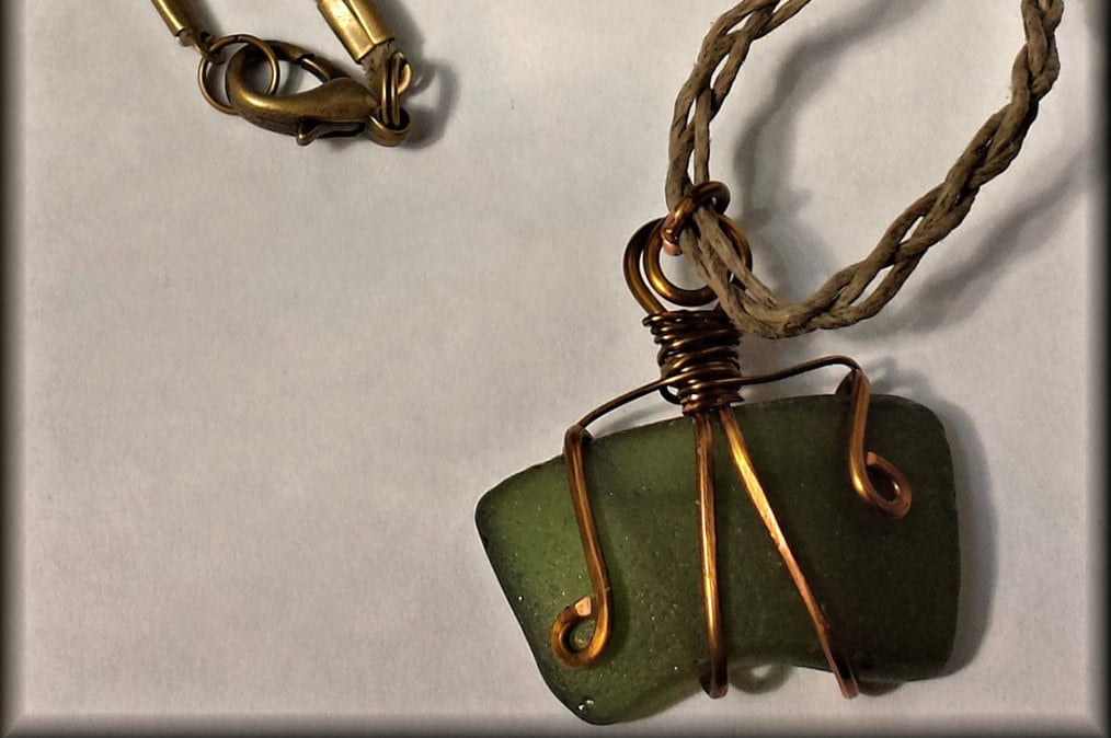 Vetro Verde Mare | Grünes Seeglas Wire Wrapped Halskette von BBGArtisanJewelry