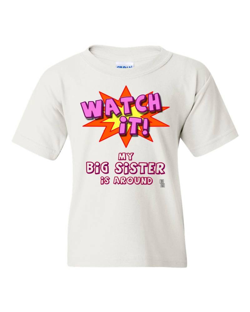 Sehen Sie Meine Große Schwester Um Lustige Baby, Kleinkind Und Jugend Ist T-Shirt, Verrückte Schwester-Shirt, Hemd, Kinder T-Shirt Sehen Sie Meine Große Schwester Um Lustige Baby, Kleinkind Und Jugend Ist T-Shirt, Verrückte Schwester-Shirt, Hemd, Kinder T-Shirt von BBIApparel