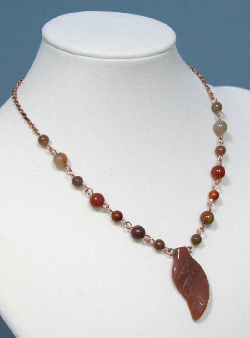 Ausgefallene Jaspisblatt-Kette, Rost, Mauve, Himbeer, Grün Ausgefallene Jaspisblatt-Kette, Rost, Mauve, Himbeer, Grün von BBJdesign