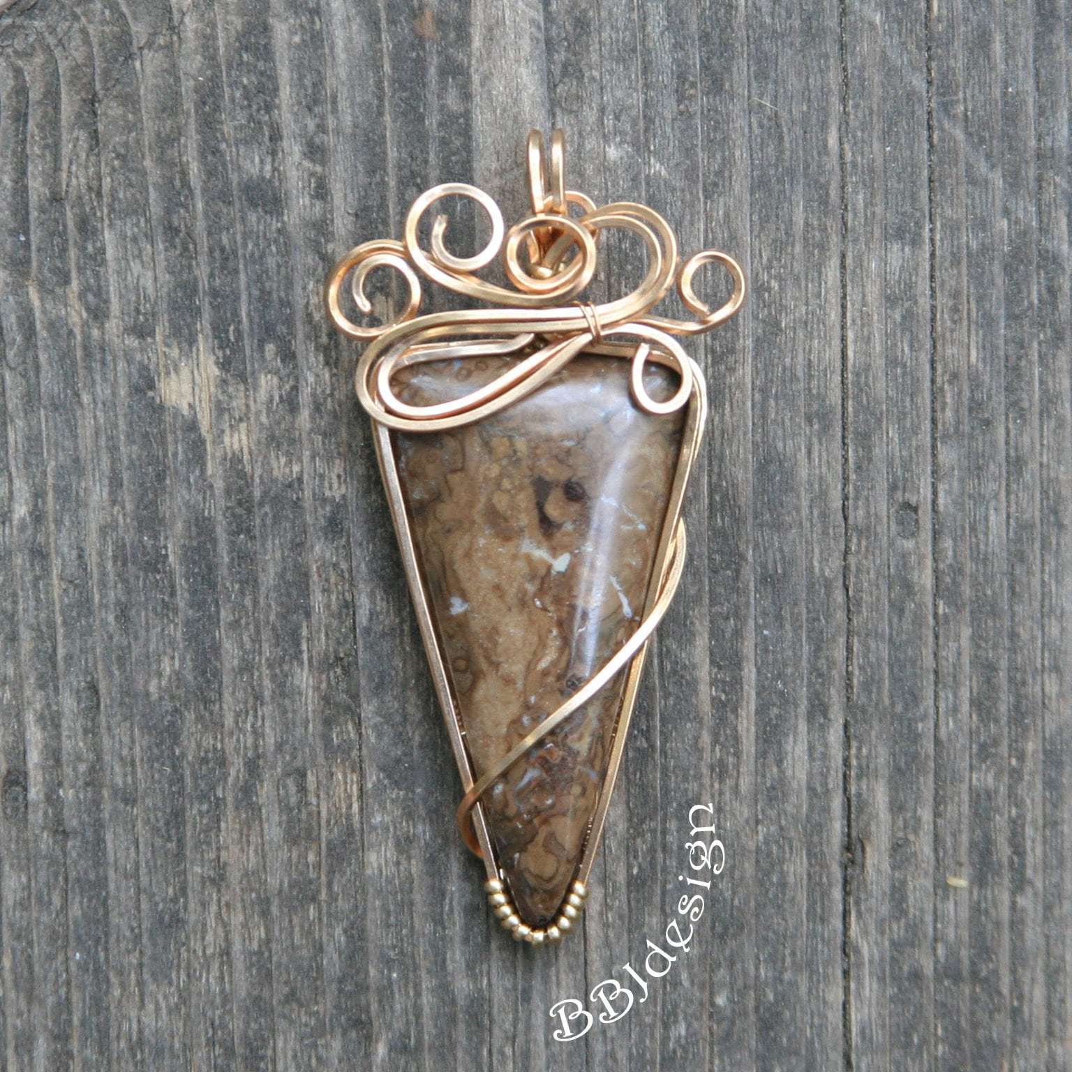 Braune Stein Edelstein Cabochon Dreieck Halskette Bronze Draht Umwickelt Braune Stein Edelstein Cabochon Dreieck Halskette Bronze Draht Umwickelt von BBJdesign