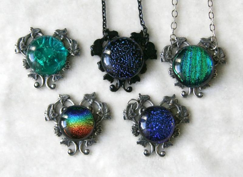 Dichroic Glas Cabochon Antik Silber Schwarz Herz Rebe Und Blumen Halskette Dichroic Glas Cabochon Antik Silber Schwarz Herz Rebe Und Blumen Halskette von BBJdesign