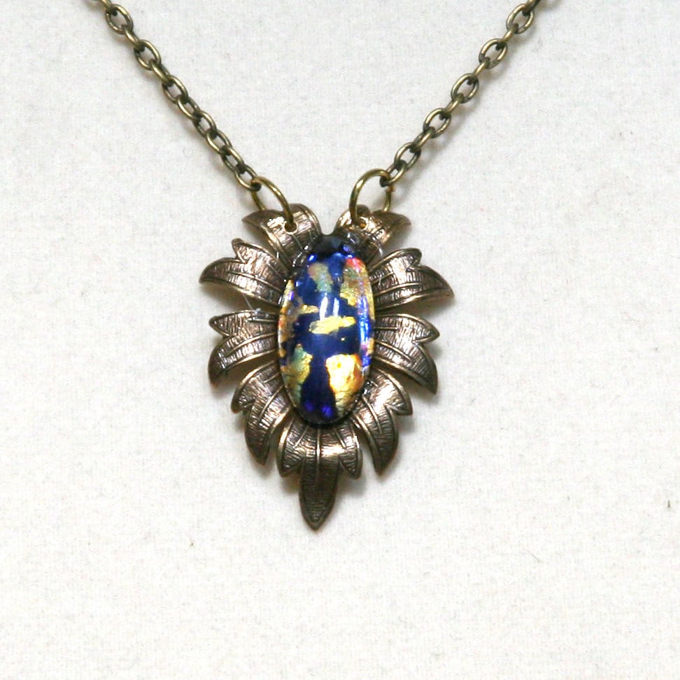 Dunkel Blau Und Gold Glas Feueropal Cabochon Antik Messing Leaf Kette Anhänger Dunkel Blau Und Gold Glas Feueropal Cabochon Antik Messing Leaf Kette Anhänger von BBJdesign