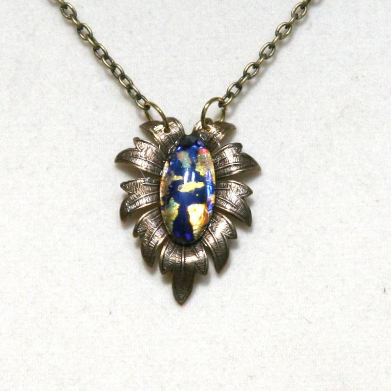 Dunkel Blau Und Gold Glas Feueropal Cabochon Antik Messing Leaf Kette Anhänger von BBJdesign