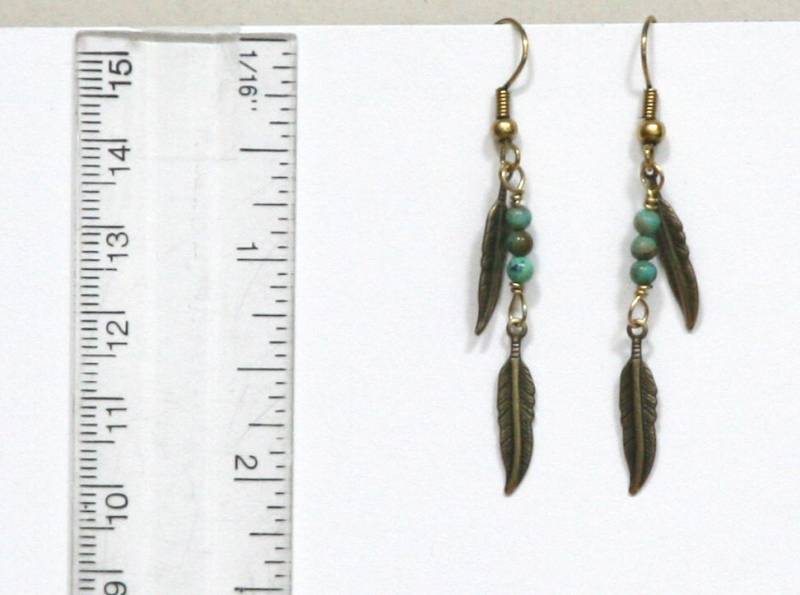 Edelstein Und Antik Messing Feder Ohrringe von BBJdesign