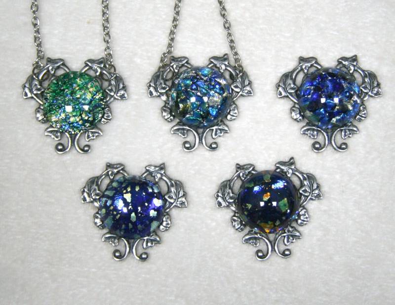 Feueropal Glas Cabochon Silber Herz Reben Und Blumen Halskette, Blau, Grün, Meeropal Feueropal Glas Cabochon Silber Herz Reben Und Blumen Halskette, Blau, Grün, Meeropal von BBJdesign