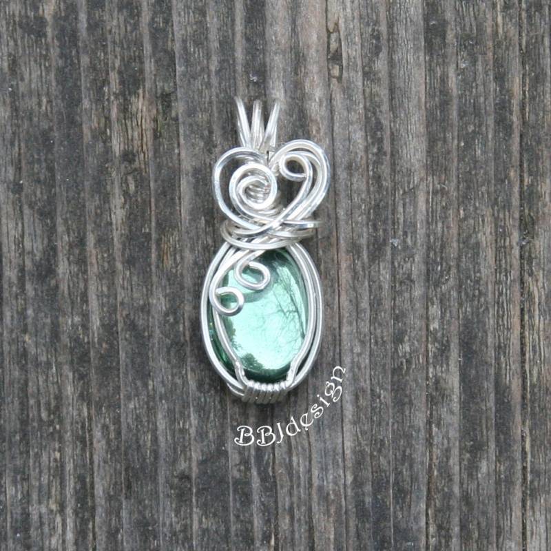Grün Glas Cabochon Anhänger Halskette Silberdraht Gewickelt Klein Grün Glas Cabochon Anhänger Halskette Silberdraht Gewickelt Klein von BBJdesign