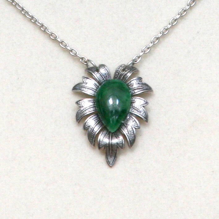 Grüne Teardrop Cabochon Antik Silberfolie Halsbandanhänger Grüne Teardrop Cabochon Antik Silberfolie Halsbandanhänger von BBJdesign
