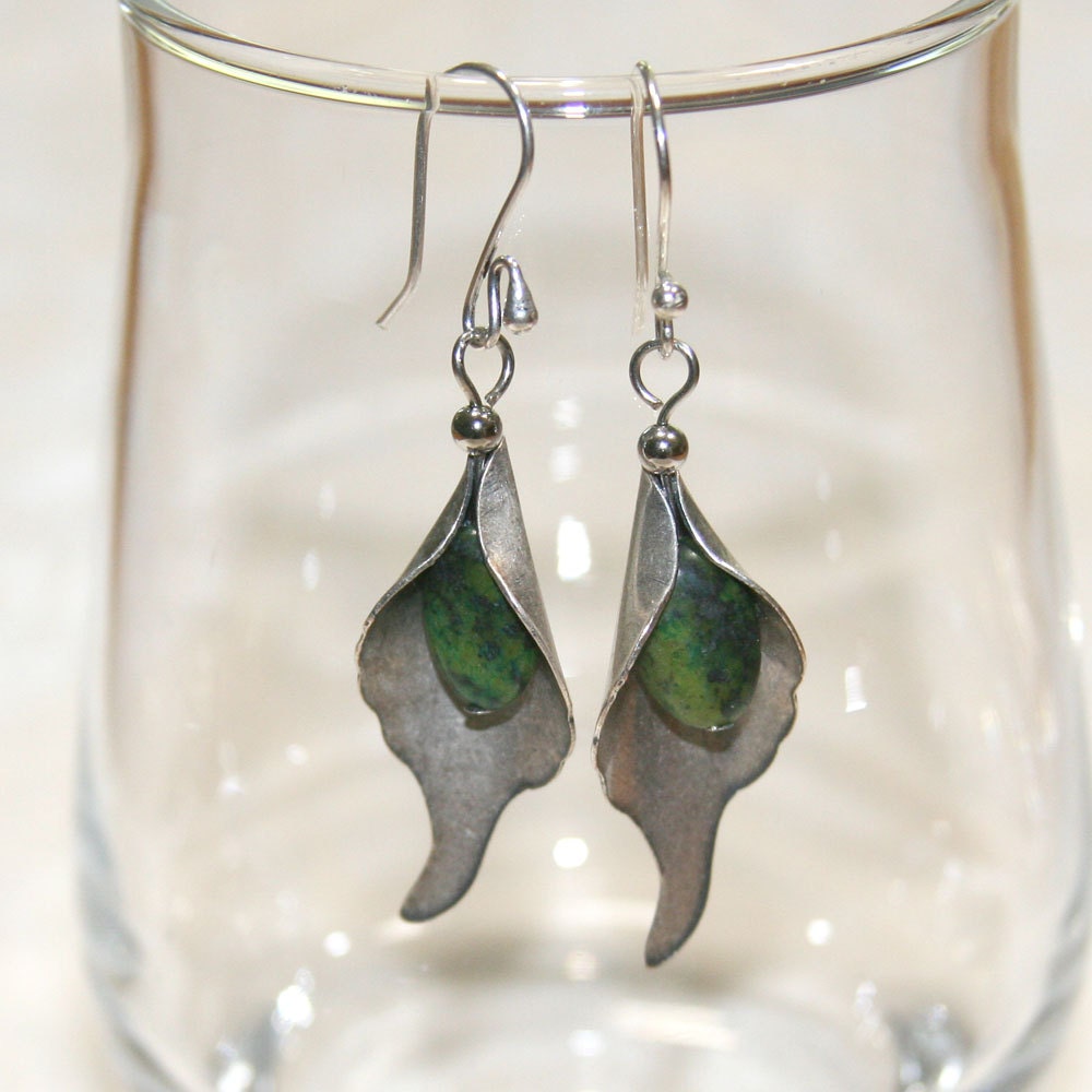 Silberne Calla Lily Ohrringe Mit Grünen Jaspis Silberne Calla Lily Ohrringe Mit Grünen Jaspis von BBJdesign