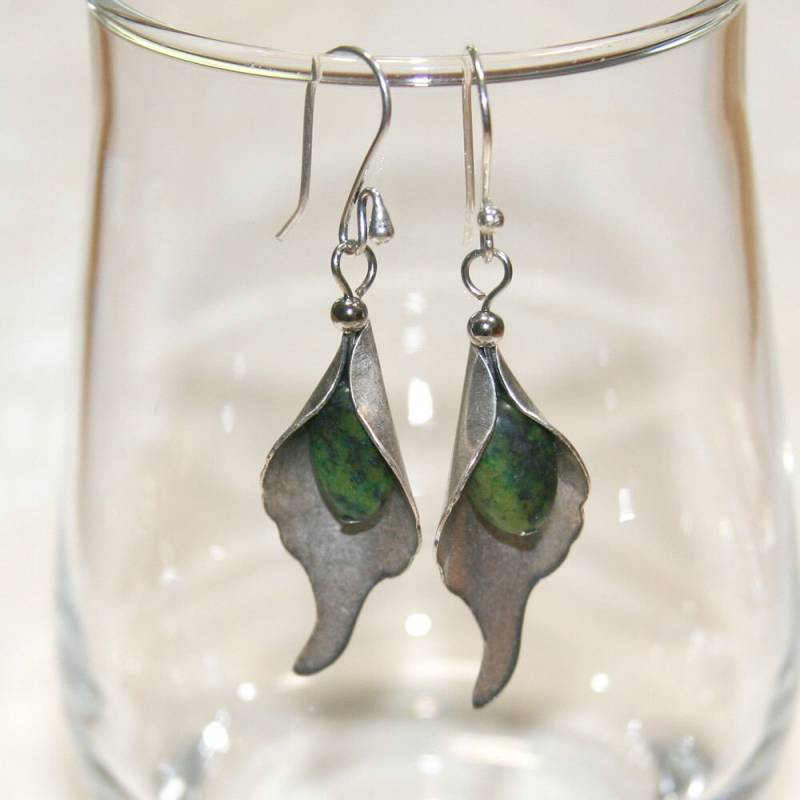 Silberne Calla Lily Ohrringe Mit Grünen Jaspis Silberne Calla Lily Ohrringe Mit Grünen Jaspis von BBJdesign