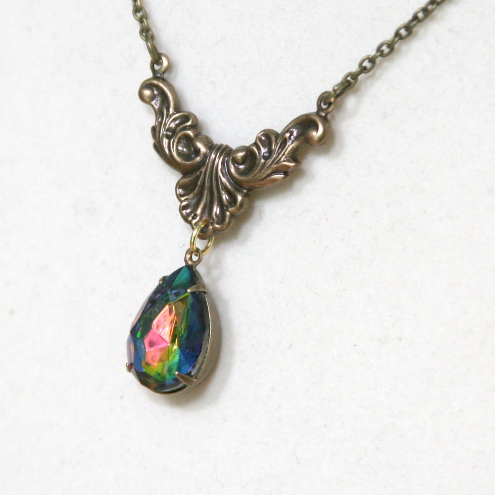 Vintage Facettierte Teardrop Mit Antiqued Gold Rokoko Halskette Wählen Sie Ihre Farbe Vintage Facettierte Teardrop Mit Antiqued Gold Rokoko Halskette Wählen Sie Ihre Farbe von BBJdesign