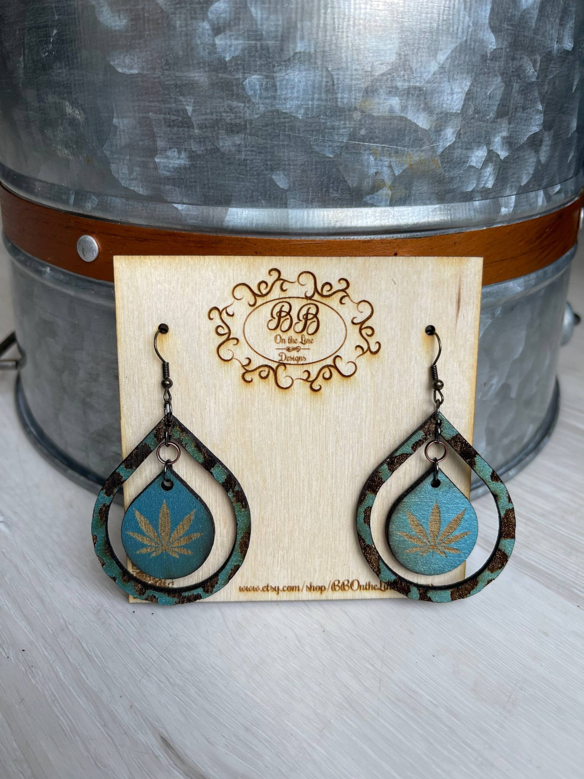 Trendy Mary Jane Animal Print Holzohrringe Aqua Essence Metallic Trendy Mary Jane Animal Print Holzohrringe Aqua Essence Metallic von BBOntheLineDesigns