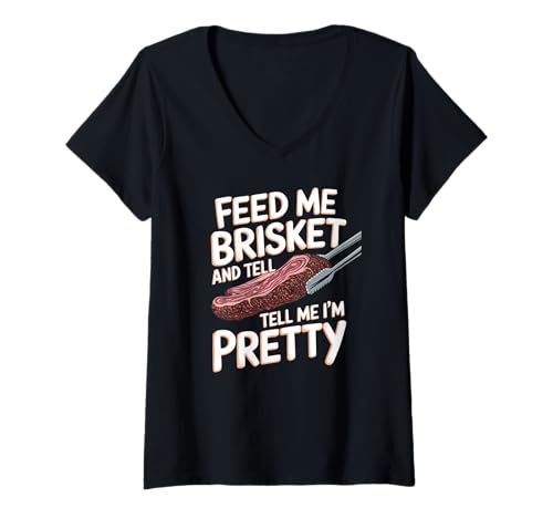 Damen Lustiges Bruststück Humor Feed Me Brisket and Tell Me I'm Pretty T-Shirt mit V-Ausschnitt von BBQ & Brisket Lover Apparel