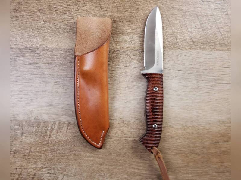 Raues Reiter Jagdmesser Mit Schlichter Gerader Hängelederscheide von BBROSLEATHER
