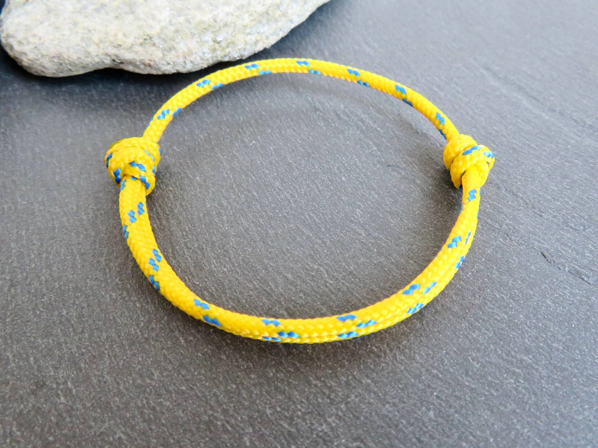 Gelb Gesprenkelt Blau Boot Seil Armband Unterstützung Ukraine Schiebeknoten Frieden Gelb Gesprenkelt Blau Boot Seil Armband Unterstützung Ukraine Schiebeknoten Frieden von BBSdeParis
