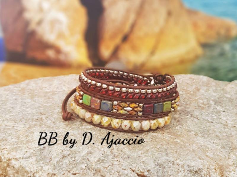 Wickelarmband Aus Leder Mit Picasso-Perlen. Mehrreihiges Armband in Beige, Grün Und Burgunderrot Im Südwest - Boho-stil. Boho-Lederarmband Perlen von BBbyD