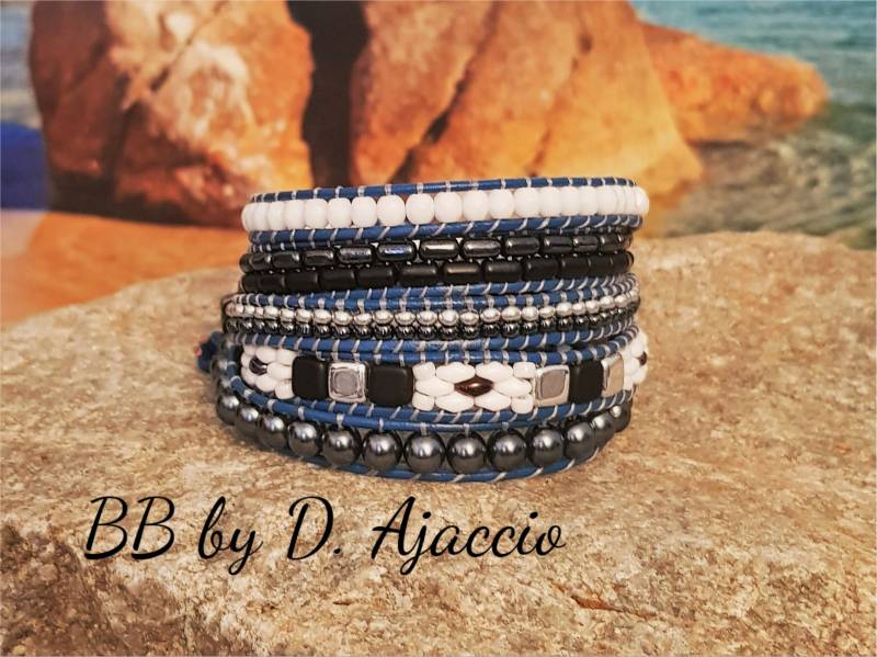 Wickelriemen Aus Leder Und Glasperlen, Boho, Hippie. Mehrreihig Blau, Weiß, Schwarz. Boho Wickelarmband von BBbyD