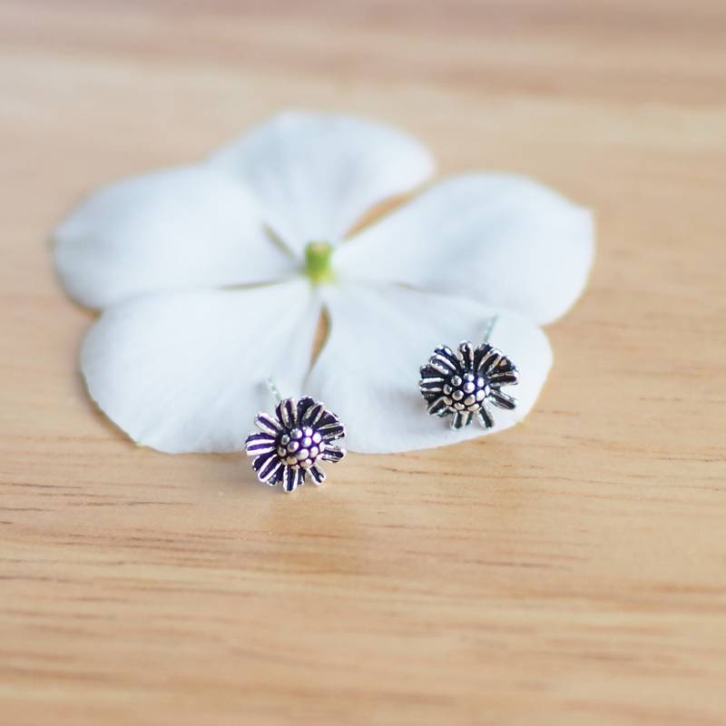 8 Mm - Oxidierte Gänseblümchen Ohrstecker, Ohrringe, Brautjungfer Zierlicher Schmuck, Geschenkidee/Q59 von BBlingsilver