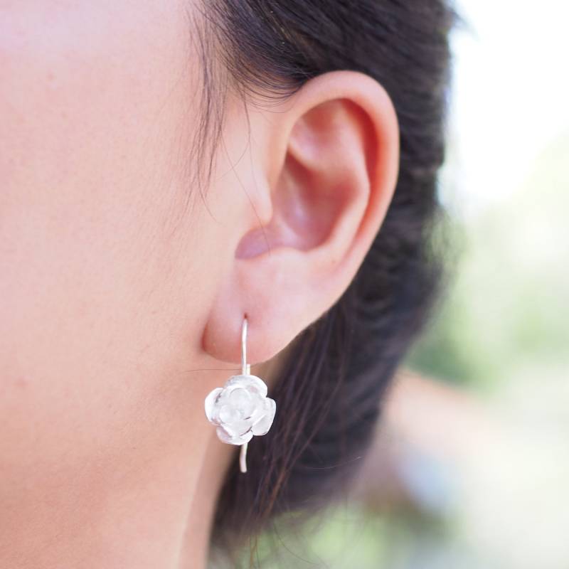 Camellia Ohrringe, Lange Stiel Ohrringe Zierliche Blüten, Rose Blume Brautjungfer Geschenk/Ctd48 von BBlingsilver