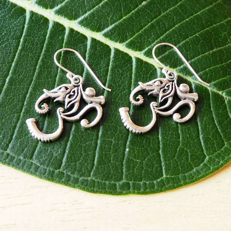 Ein Paar Ganesha Ohm Ohrringe, Elefanten Sterling Silber Yoga Schmuck, Geschenkidee/ Da29 von BBlingsilver