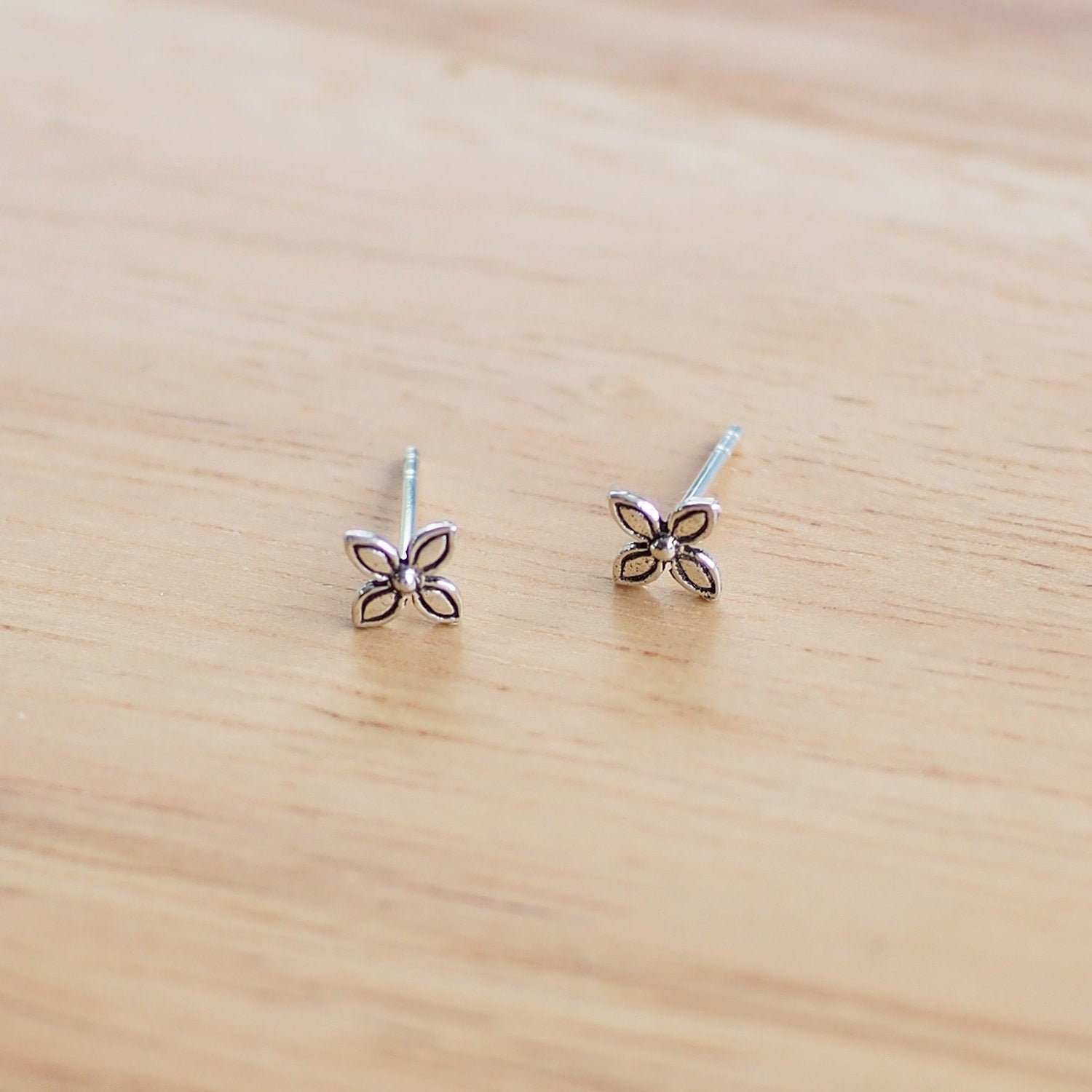 Jasmin Blume Ohrstecker, Kleine Ohrringe, Knorpel Geschenk Für Sie/Q114.pk von BBlingsilver