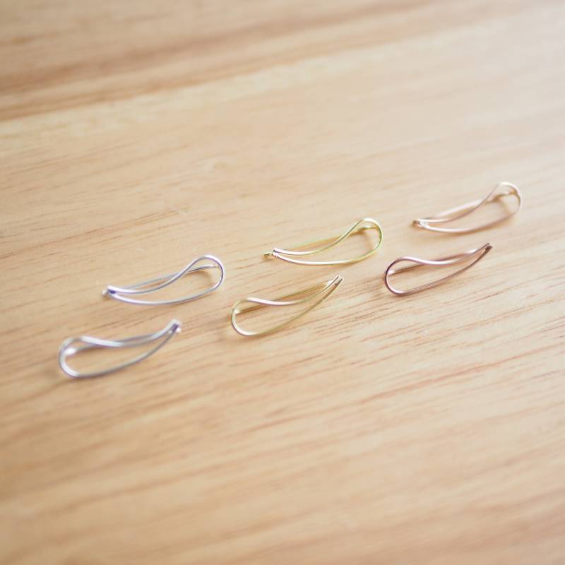 Winkel Flügel Ohr Kletterer, Kontur Ohrringe, Feder Minimal Geschenkidee /Ee19 von BBlingsilver