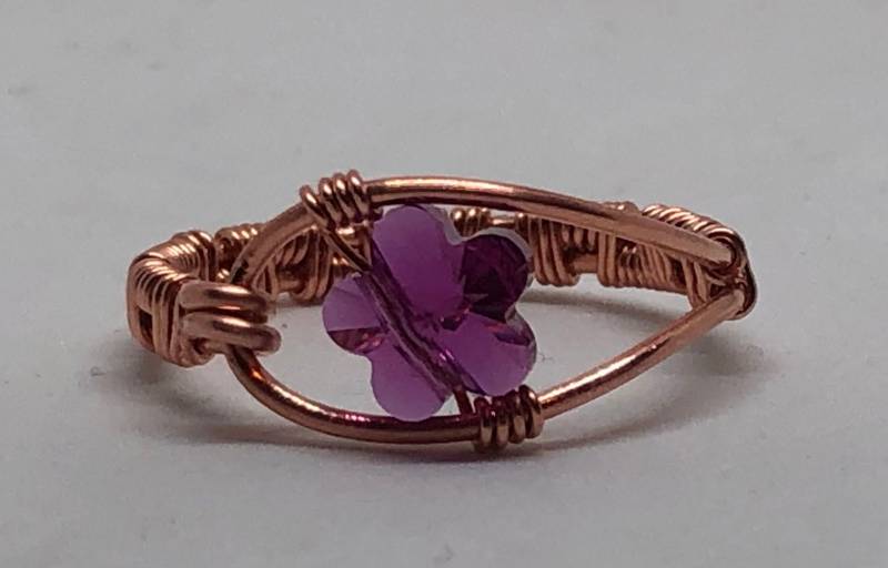 Feiner Kristall Blumen Ring Mit Geflochtenem Kupferdraht. Fuchsia Feine Blume. Solitär Feiner Ring. Geflochtener Boho von BCN2NYC