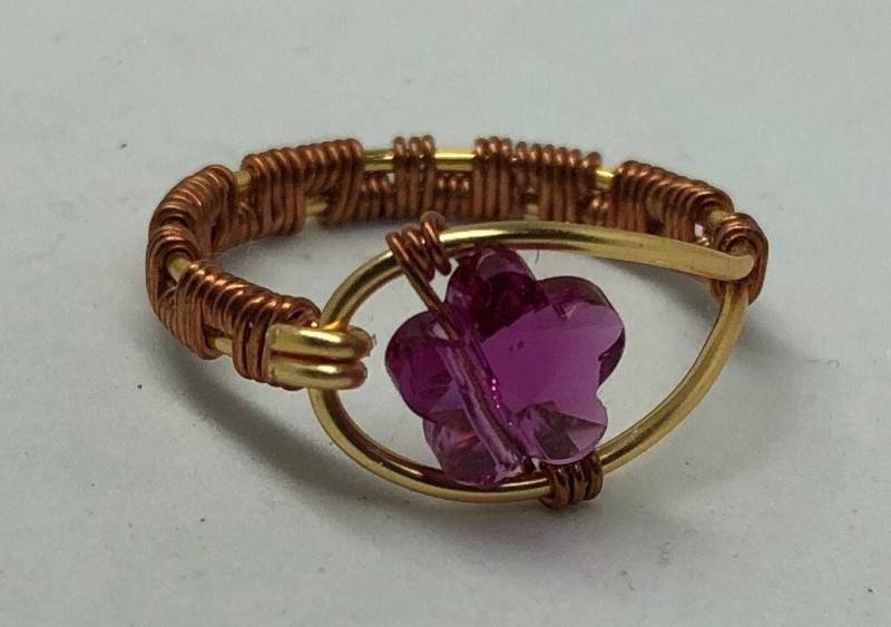 Feiner Kristallblumen-Ring Mit Gewebtem Kupfer - Und Messing-Draht. Fuchsia Feine Kristallblüte. Solitär Feiner Kristall Ring. Boho-Ring von BCN2NYC