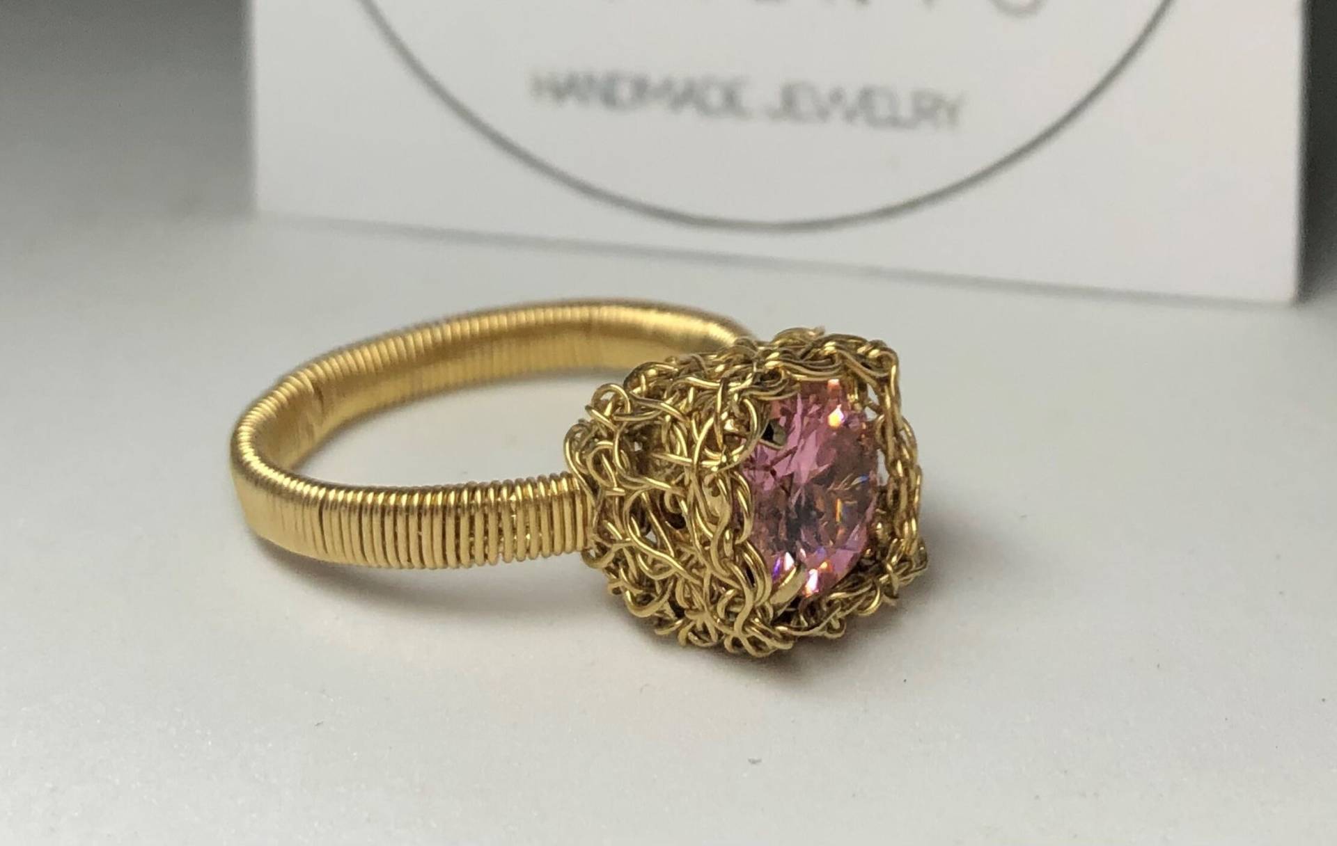 Ring Aus Messingdraht Mit Pinkfarbenem Zirkonia-Chaton. Geflochtener Messingring Solitär Rosa Zirkonia Ring. Cubic Ring Aus Messingdraht Mit Pinkfarbenem Zirkonia-Chaton. Geflochtener Messingring Solitär Rosa Zirkonia Ring. Cubic von BCN2NYC