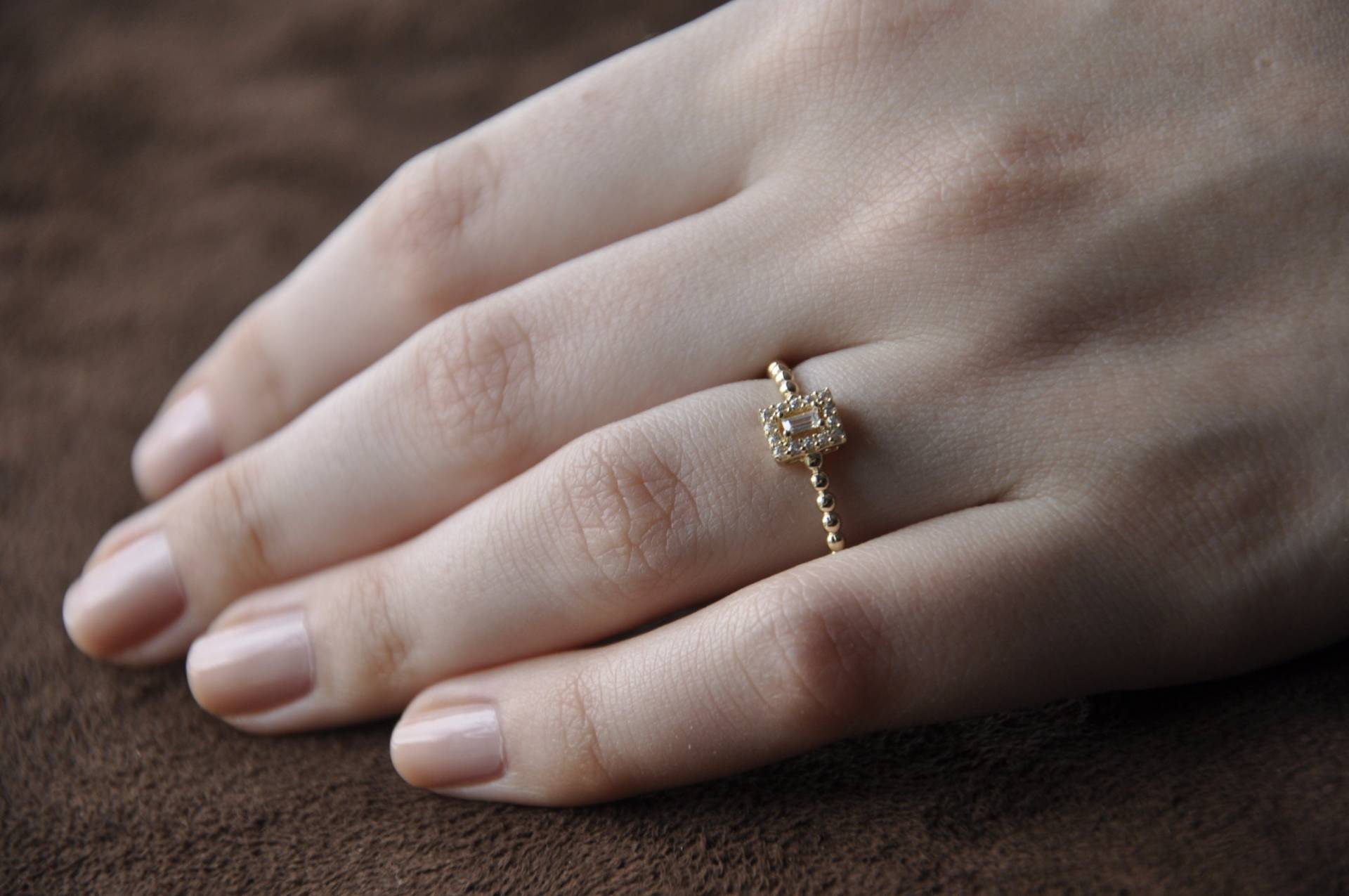 14K Solid Gold Baguette Ring, Zierliches Geschenk Für Mütter, Brautring, Stein Minimalist Verlobungsring, Zarter Vorschlag Ring von BCOJewels