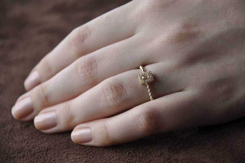 14K Solid Gold Baguette Ring, Zierliches Geschenk Für Mütter, Brautring, Stein Minimalist Verlobungsring, Zarter Vorschlag Ring von BCOJewels