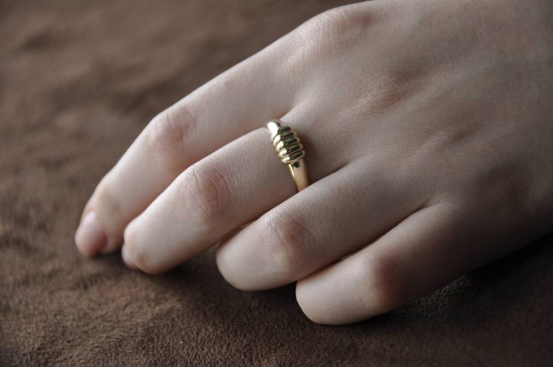 14K Solid Gold Croissant Dome Ring, Ring Für Mütter, Minimal Verknotet Statement Goldring Sie, Jeden Tag von BCOJewels
