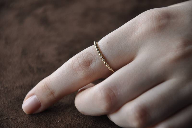 14K Solid Gold Gepunktet Ring, Perlen Ring Mit Reihen Von Kleinen Kugeln, Zierlicher Stapelring, Einfacher Ehering Für Frauen von BCOJewels