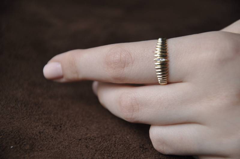14K Solid Gold Stein Ring, Klobige Goldring, Lasso Stapelring, Gerippter Perfektes Zierliches Geschenk Für Mutter, Modedesigner Schmuck von BCOJewels