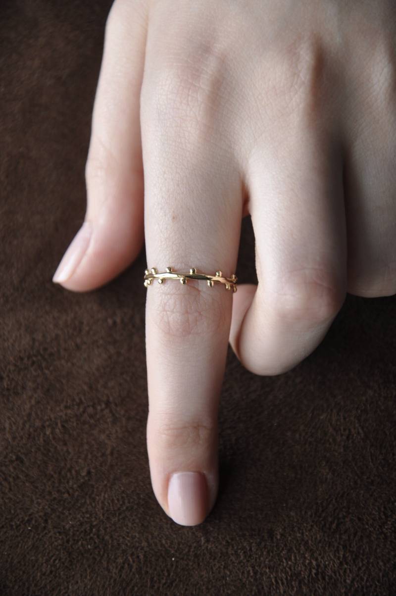 14K Solid Gold Zierliche Olivenzweig Stapelbar Ring, Zweig Zarten Statement-Ring, Dünne Band Zarte Goldring Mit Kleinen Kugel von BCOJewels
