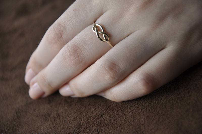 Geknüpfter 14K Massivgold Eternity Ring, Gold Loop Zarter Knotenring Für Mütter, Stapelbarer Infinity Ring Sie, Statement von BCOJewels