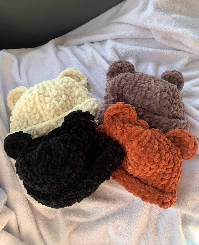 Made To Order Gehäkelte Bärenmütze | Optional Draht Gewickelt Kristallohrring von BCWCrochet