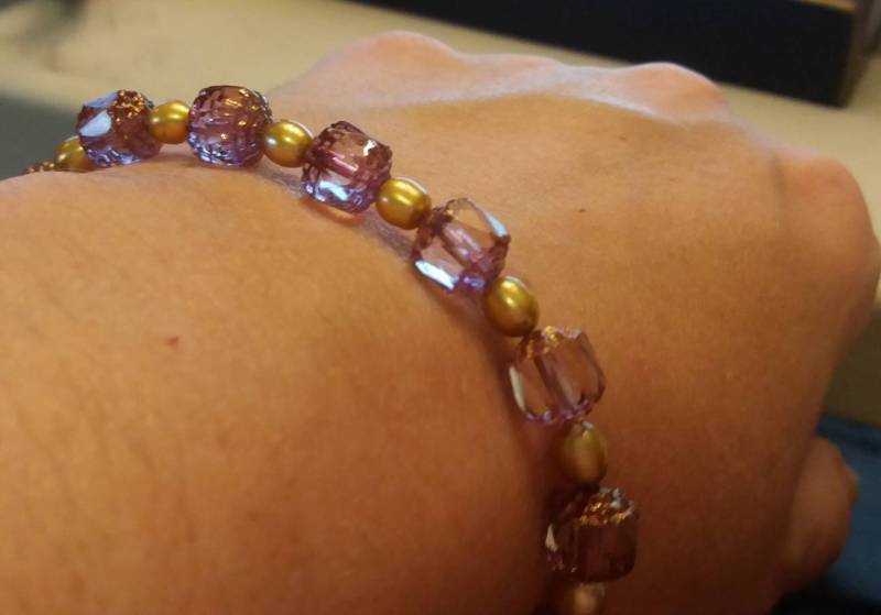 Verkauf Rosa/Lila Glasperlen Und Gold Süßwasser Perle Neue Vintage-Armband. | Orig. 40, 00 von BCubedVintage