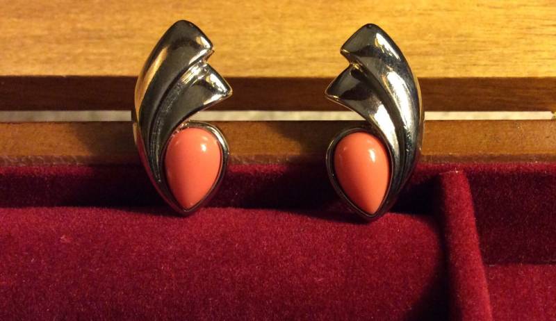 Vintage Silber-Ton-Ohrringe Mit Sommer Pfirsich Farbigen Kunststoff Für Ohrlöcher Avon Unterzeichnet von BCubedVintage