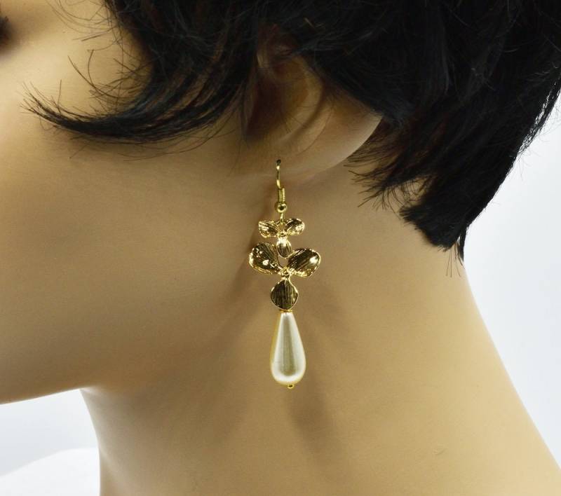 Cluster Von Blume Und Tropfen Ohrringe Perlmutt Für Durchbohrte Ohren, Goldenen von BEADFALLS