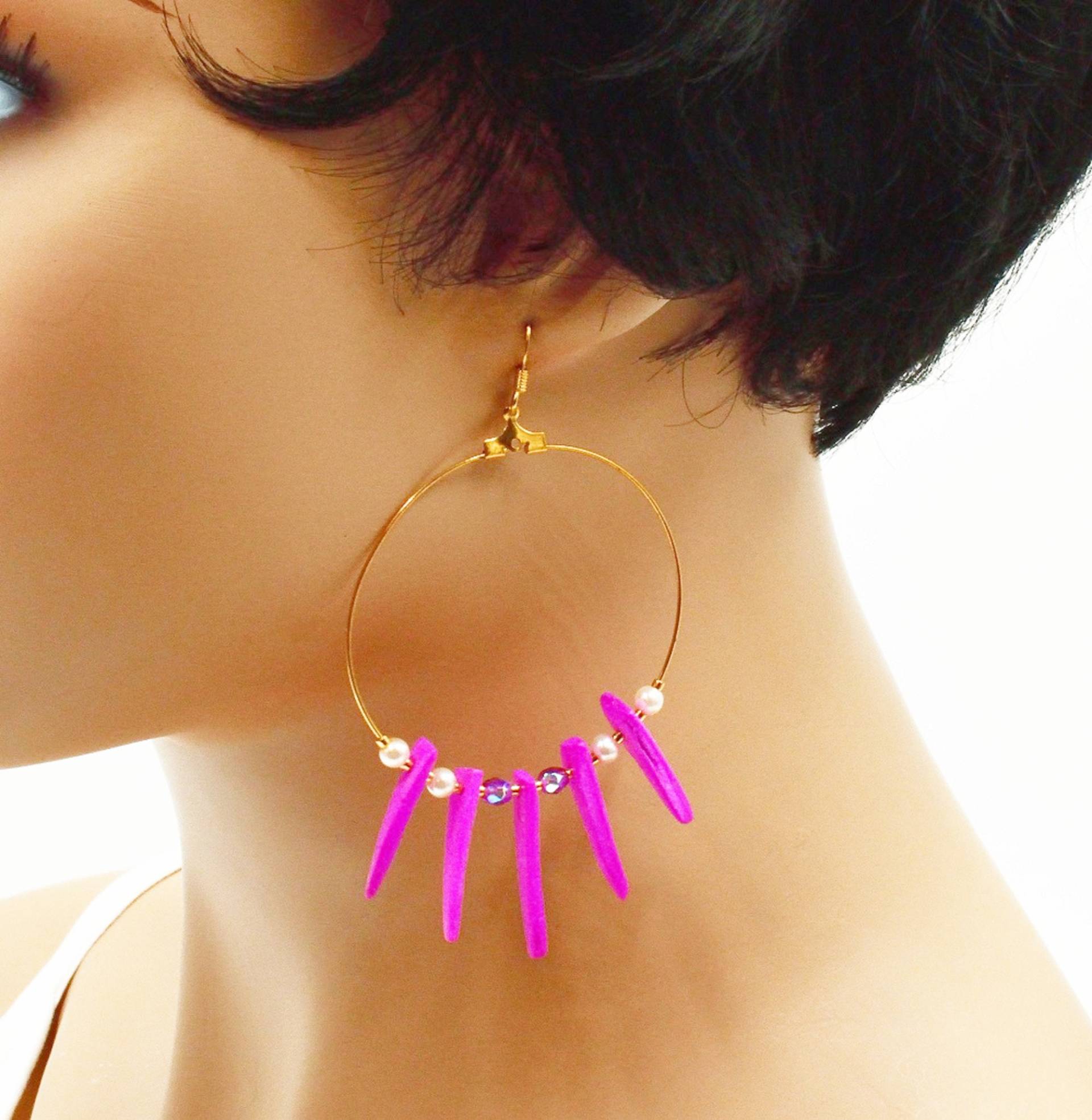 Goldene Kreolen Mit Farbigen Kokosholzsplittern von BEADFALLS