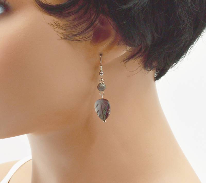 Gunetal-Ohrstecker, Schwarzes Perlmuttblatt von BEADFALLS