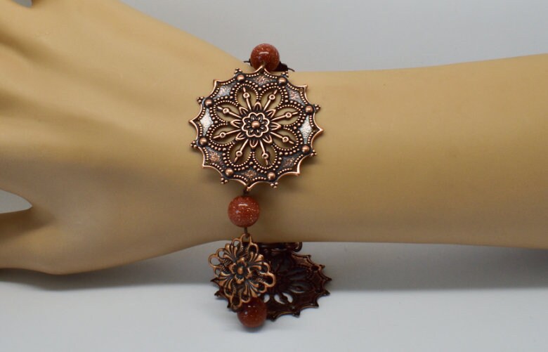 Kupfer Filigrane Armband Und Braune Goldstone-Perlen von BEADFALLS