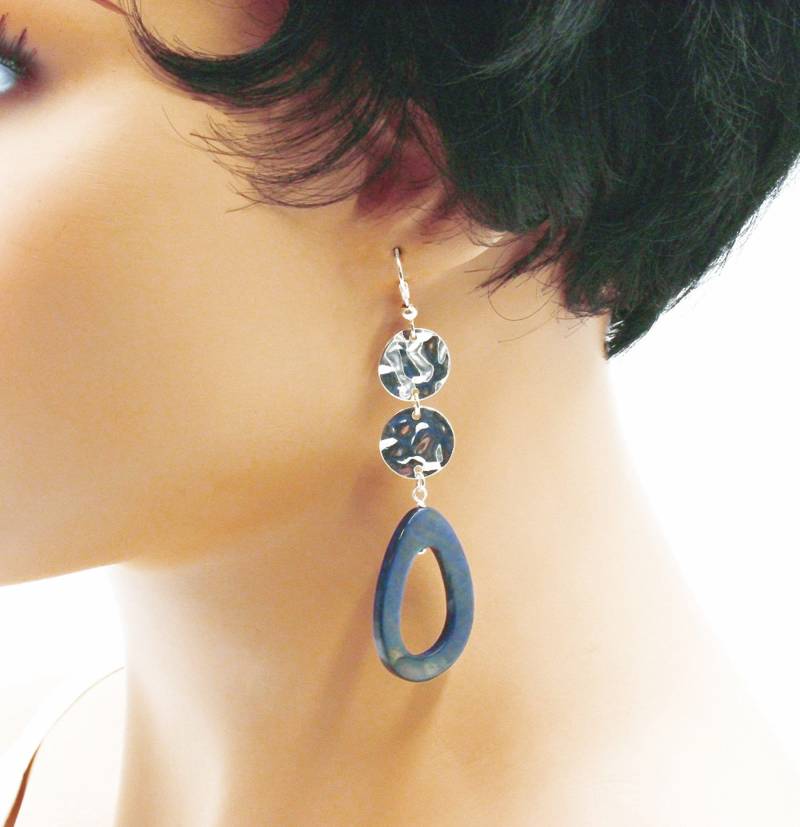 Lange Ohrringe Aus Blauem Perlmutt Denm von BEADFALLS