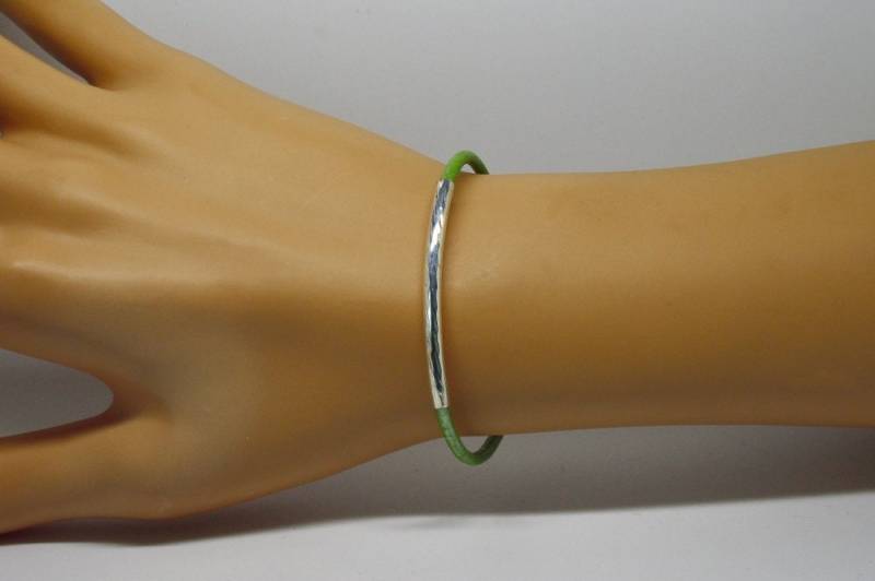 Leder, Apple Perle Und Silber Grundierung Grün Leder Armband von BEADFALLS