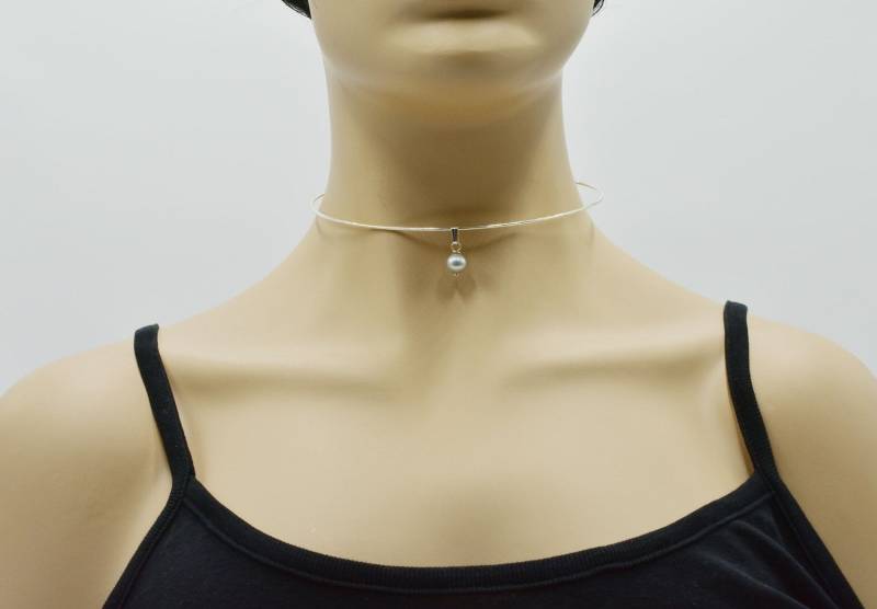 Legen Sie Drehmoment Armband Ring Halskette Und Passende Ohrringe Versilbert Silber Grau Süßwasserperle von BEADFALLS