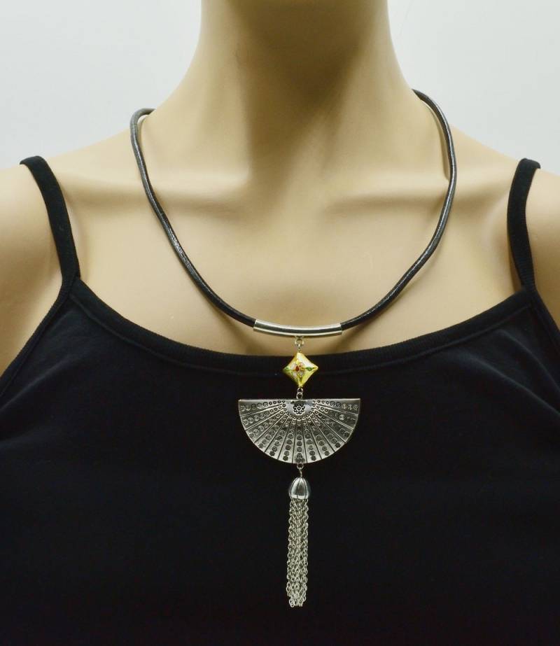 Zen-Silo Bizpal, Quaste Und Silber Halskette Aus Metall von BEADFALLS