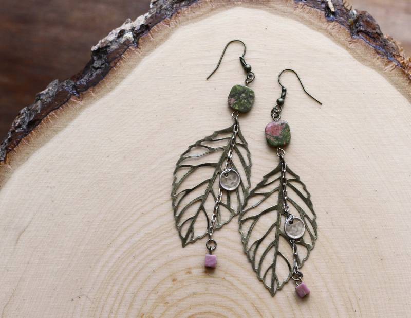 Antike Bronze Blatt Mit Grün Und Rosa Perle von BEANandBEAN